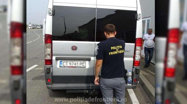 Microbuz bulgar, în drum spre Germania, verificat la intrarea în țară. Șoferul a rămas fără marfa ascunsă în bagaje