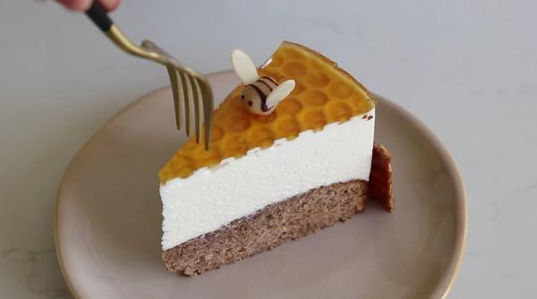 Prăjitură cu miere de albine, un deliciu sănătos pe care să îl pregătești întregii familii