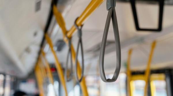 Un microbuz plin cu elevi români, condus de un șofer beat. Bărbatul a rămas pieton trei luni