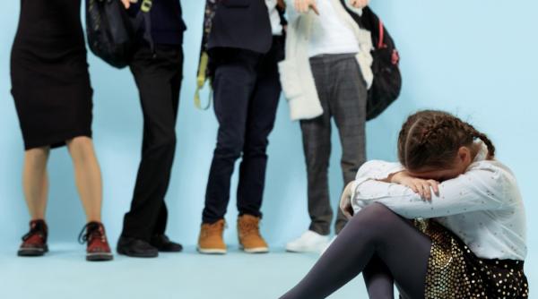 Italia. O fetiță româncă de 11 ani, victima bullying-ului: Mai multe fete mai mari au atras-o într-o parcare și au agresat-o