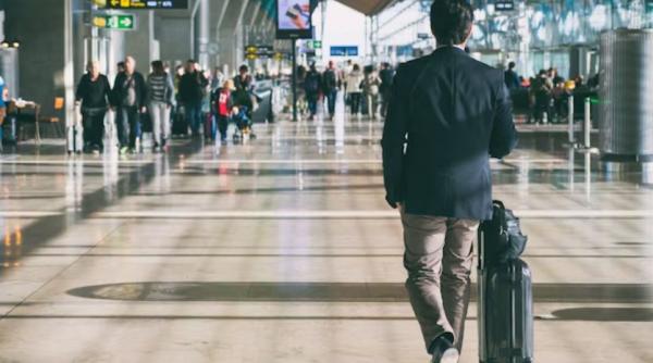 Alţi 115 români au revenit în ţară din Israel. MAE: Cu o cursă operată de o companie aeriană privată