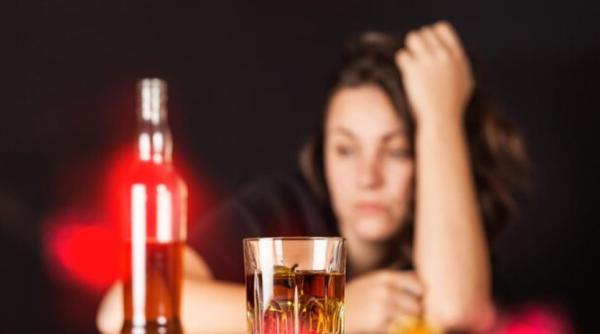 O româncă din Italia a făcut ravagii într-un bar, apoi a atacat carabinierii