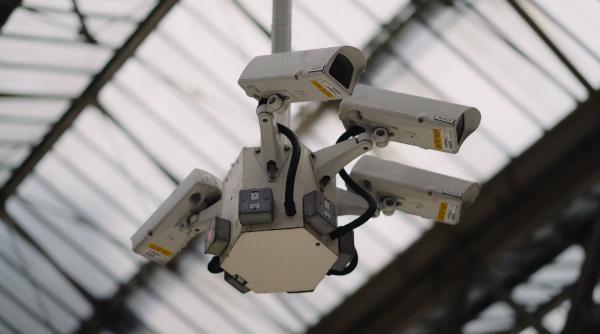 Parlamentarii britanici cer suspendarea supravegherii cu recunoaștere facială, în direct, pe străzile țării