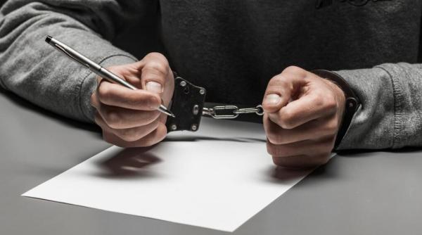 Un român din Italia și-a invitat prietenul la o cină, apoi l-a atacat cu o secure