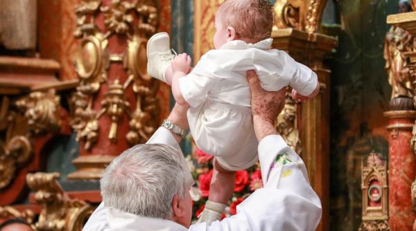 O femeie a fost dată afară din biserică pentru că fetița ei plângea. Preotul: "A fost o neînțelegere"