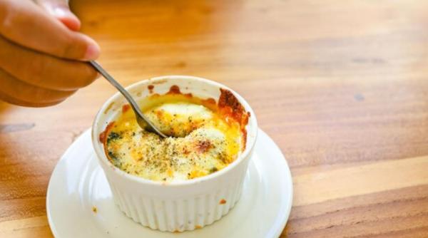 Omletă în cană, un mic dejun delicios: se prepară simplu și rapid în cuptorul cu microunde