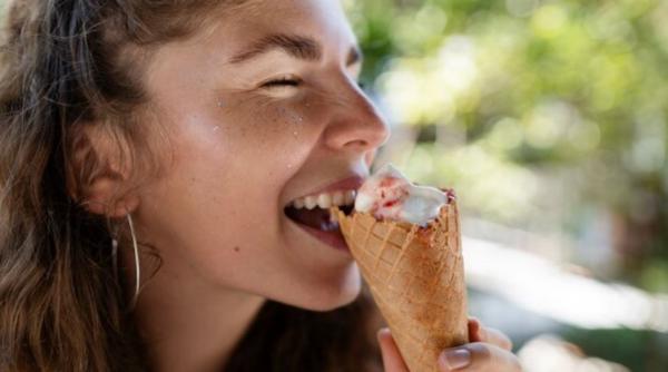 O româncă și colega ei, acuzate de patron că furau și mâncau zilnic înghețată