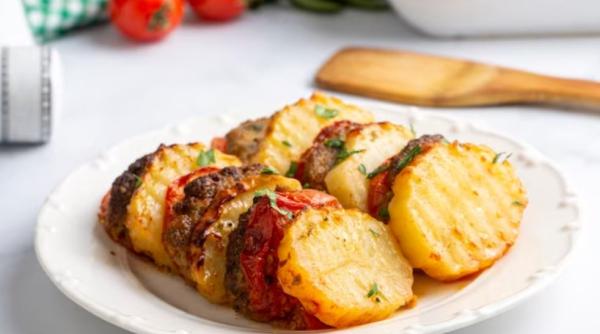 Cartofi copți în cuptorul cu microunde cu două umpluturi: o mâncare fantastic de bună pentru prânz