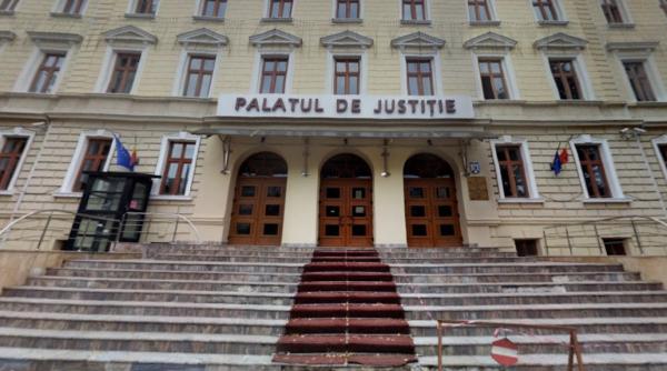 O judecătoare din Suceava se droga și lua mită de la traficanți. Femeia le și spunea acestora când sunt ascultați