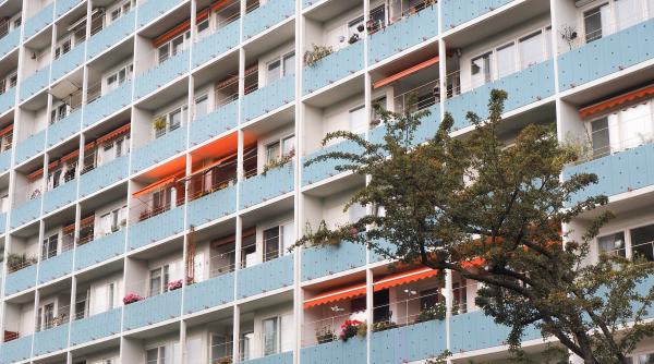 Criză imobiliară în Germania: populația a crescut, apartamentele sunt tot mai puține. Constructorii germani îl confruntă pe Scholz