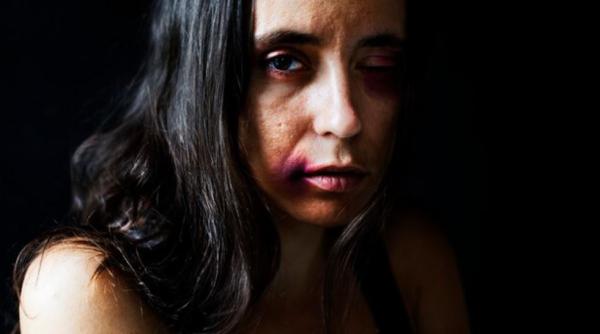 Româncă din Italia, bătută de viitorul soț, înainte de nuntă. Violențele au continuat și după nașterea copilului