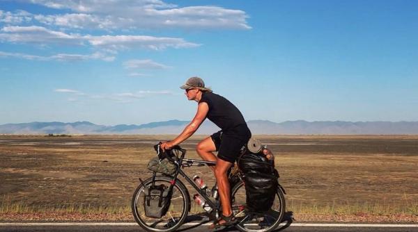 După ce a pedalat 36.210 de km în jurul lumii în 430 de zile, un bărbat a fost jefuit de bicicleta sa