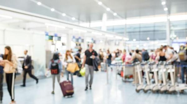 Român, arestat direct pe aeroport: bărbatul era căutat de polițiștii italieni, acuzat că a furat zeci de pachete de parmezan