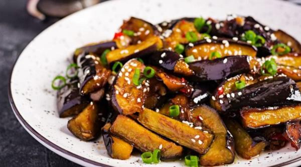 Aperitiv din vinete: rețeta unui preparat de legume cu aromă de ciuperci