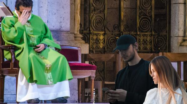 Doi români au șantajat un preot din Spania: i-au cerut 10.000 de euro ca să nu publice fotografii compromițătoare