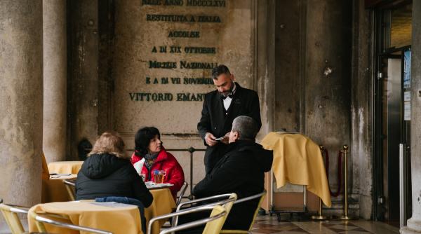 Mai mulți ospătari se revoltă din cauza noii politici care îi lasă cu "datorii" dacă clienții nu dau suficient bacșiș