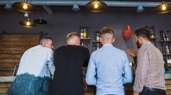 Opt români, care s-au bătut într-un bar din Craiova în luna septembrie, plasați în arest la domiciliu