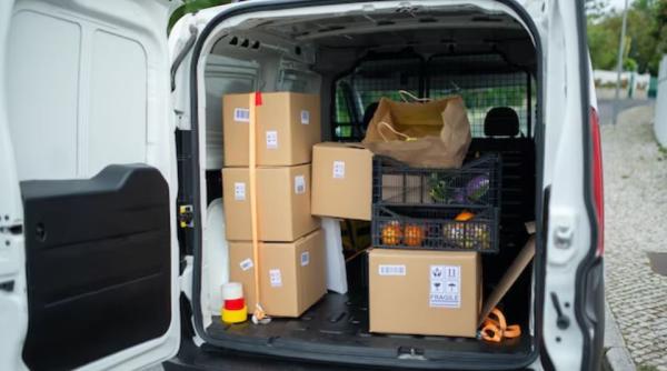 Șofer român, în drum spre Irlanda, amendat în Ungaria: avea microbuzul plin cu mâncare, alcool și tutun