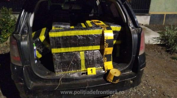 Trași pe dreapta de polițiști, doi șoferi români au rămas fără mașini