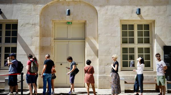 Prioritate pentru femeile însărcinate sau însoțite de copii la coadă. Amenzi pentru nerespectarea legii