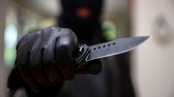 Român din Italia, înjunghiat în plină stradă: atacatorii, mamă și fiu, arestați