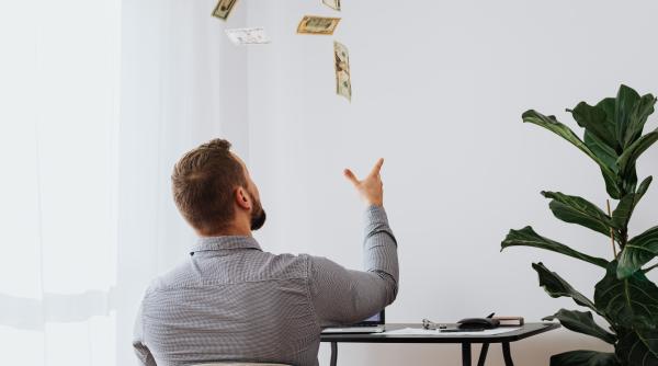 Încasează șomaj în Germania, cu hârtii din România: 40 de muncitori "exportaţi" vin în fiecare lună la Buzău și plata continuă