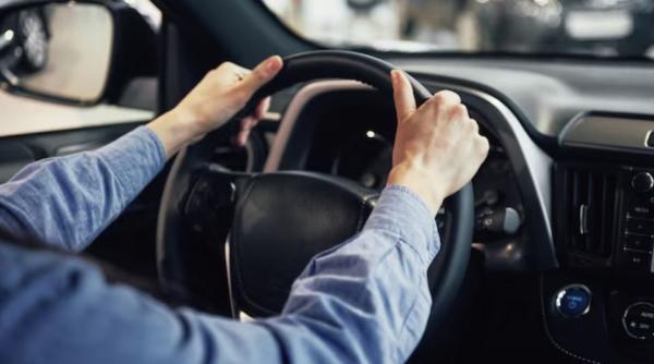 Supărat că a fost concediat, un român a furat mașina firmei și a făcut accident