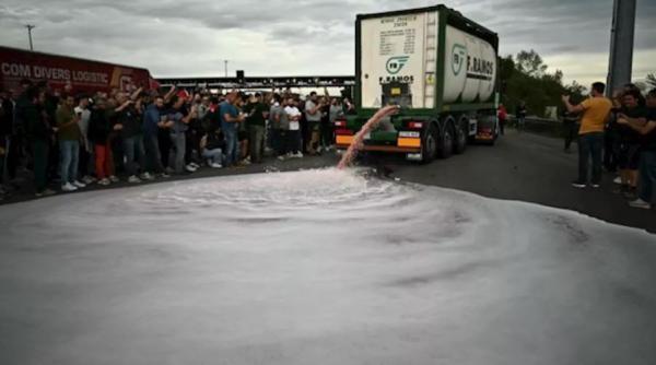 Sute de viticultori francezi au blocat un punct de trecere a frontierei cu Spania: camioanele încărcate cu vin, devastate