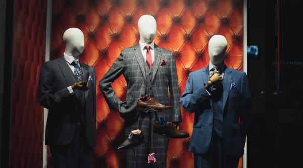 Tehnică nouă de jaf: Un hoț s-a dat drept "manechin" pentru a sparge un magazin din Varșovia