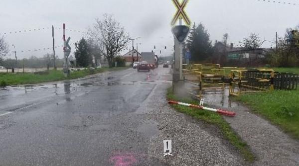 Un șofer român de camion a rupt bariera de la calea ferată, a trecut cu viteză și a fugit. A fost identificat pe camere