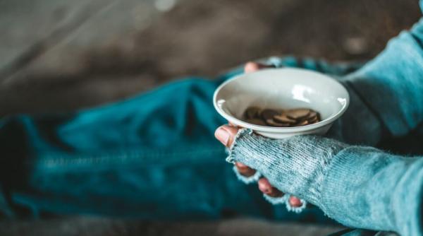 Una din 10 persoane cu studii superioare, expusă riscului de sărăcie în Spania