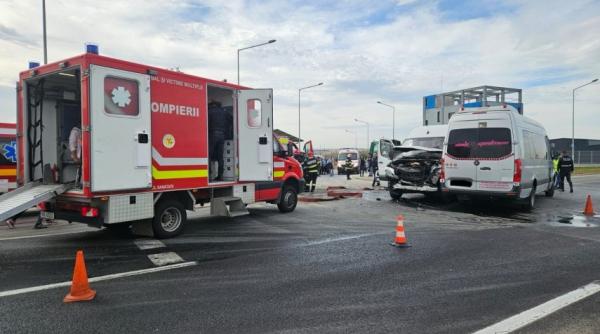 Accident grav, între două microbuze, la Sibiu: 19 răniţi transportaţi la spitalele din oraş; drumul spre aeroport, blocat
