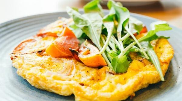 Cum să gătești o omletă fără ouă: o rețetă simplă cu brânză și porumb