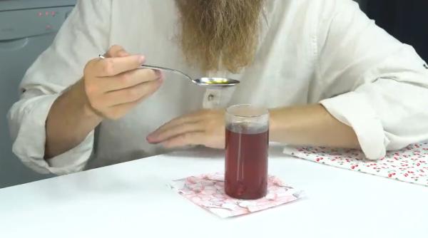 Sirop de tuse făcut în casă, din ingrediente simple și naturale: Trei rețete dovedite, cu care bunicile noastre „ne puneau pe picioare“