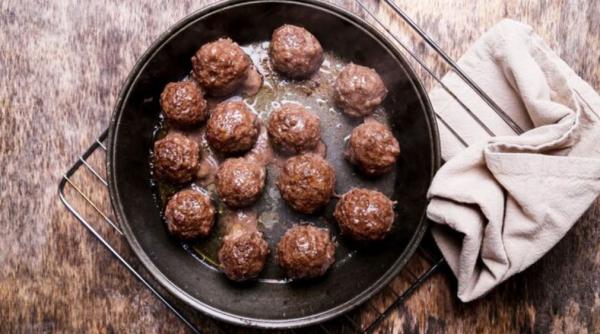 Chiftele din cartofi în sos de ciuperci, un prânz delicios și consistent. Iată rețeta