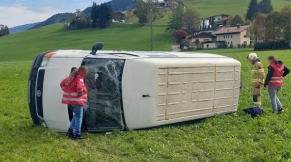 Microbuz cu români la bord, inclusiv un copil de 9 ani, accident spectaculos în Austria. S-a răsturnat pe un câmp