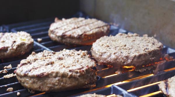 România interzice prin lege carnea sintetică. Amenzi uriașe pentru vânzarea acestui produs 