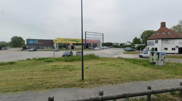 Șofer român, atacat de un migrant într-o parcare din Franța. Mai multe persoane au încercat să urce în camion