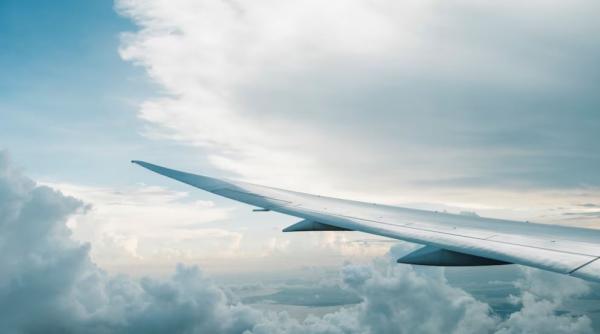 Un pilot aflat în afara serviciului a încercat să prăbușească un avion plin cu pasageri