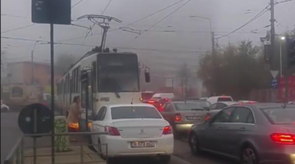 O șoferiță a blocat o intersecție din București. S-a dus să se certe cu vatmanul că nu se dă la o parte