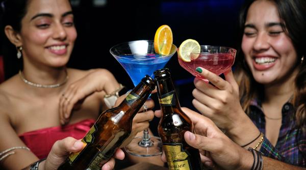 Club de noapte prins că oferea băuturi gratuite femeilor, în funcție de mărimea la sutien. Amenda a fost pe măsură