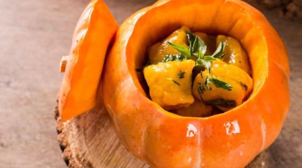 Dovleac umplut cu carne și cartofi, un preparat delicios și original. Rețeta este ideală pentru o cină în familie