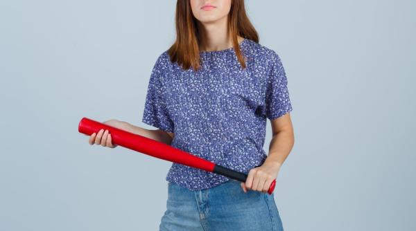 Italia. O moldoveancă agasată de „prea multe complimente“, a pus mâna pe o bâtă și, cu încă trei români, l-au atacat pe admirator