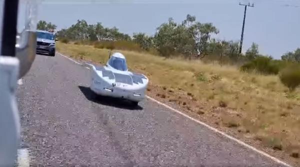 Mașină solară construită de studenții români, calificată în cursa de 3.000 de km în Australia