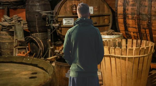 Angajatul unei mari fabrici de bere a fost surprins ușurându-se pe ingredientele destinate producției băuturii