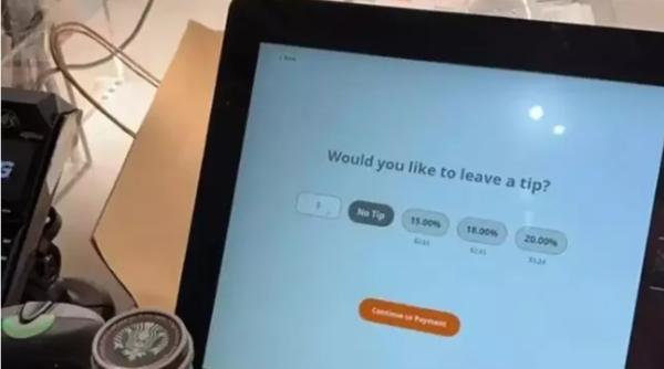 Bărbat nervos după ce un terminal de autocontrol de la aeroport a cerut bacșiș: „Pentru ce? Nimeni nu mi-a oferit niciun serviciu”