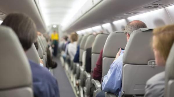 O pasageră a lovit o stewardesă din avion și l-a obligat pe pilot să aterizeze de urgență