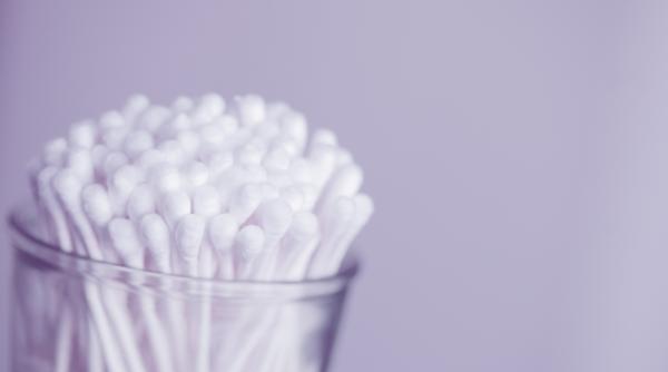 Un medic avertizează împotriva folosirii bețișoarelor de bumbac pentru a vă curăța urechile