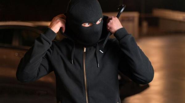 Bărbat din Elveția, atacat și jefuit de trei români: hoții l-au lăsat fără bani, bijuterii și un ceas