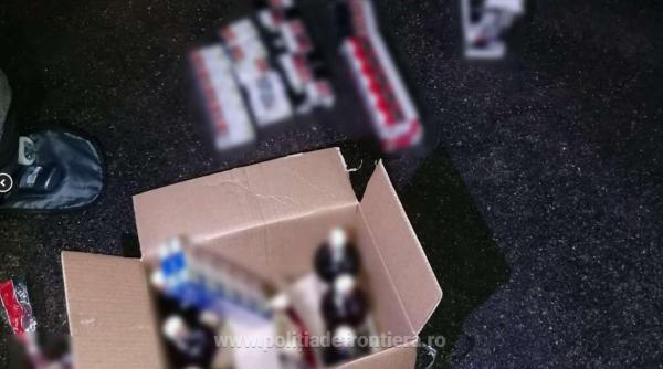 Microbuz, verificat la intrarea în țară: mii de pachete de țigări și nouă litri de băuturi alcoolice, ascunse în bagajele unui pasager